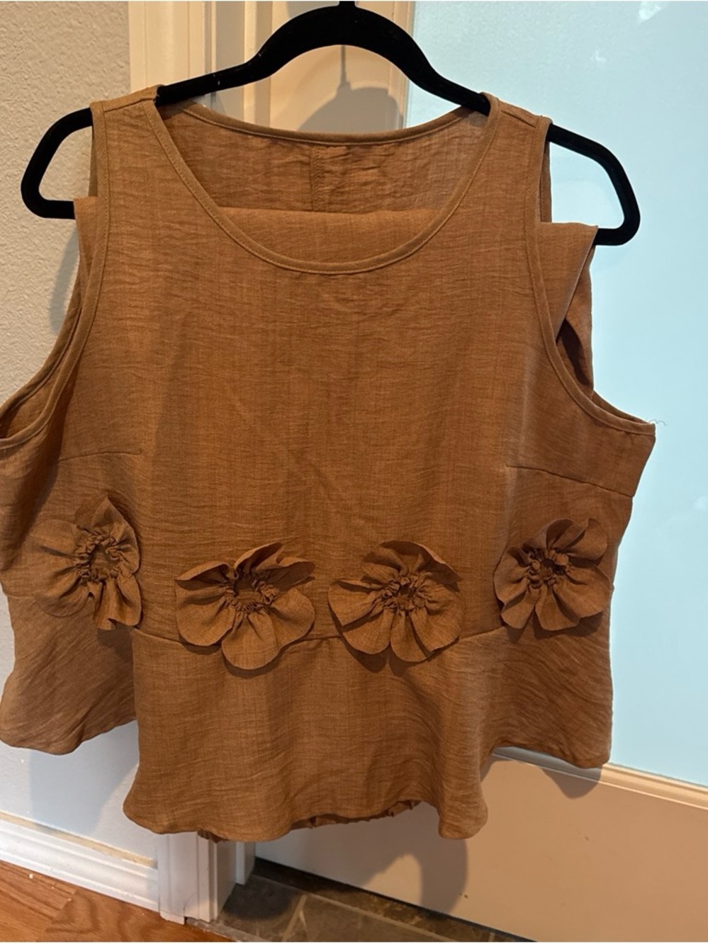 Women’s SHEIN Sleeveless Flower-Applique Tank Top — Brown